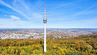 Blick auf SWR Fernsehturm Stuttgart mit der Stadt im Hintergrund