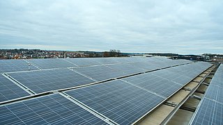 Das Dach der Flohreus GmbH. Darauf sind viele Photovoltaik-Anlagen installiert.