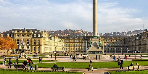 Blick auf den Schloßplatz des Neuen Schlosses in Stuttgart